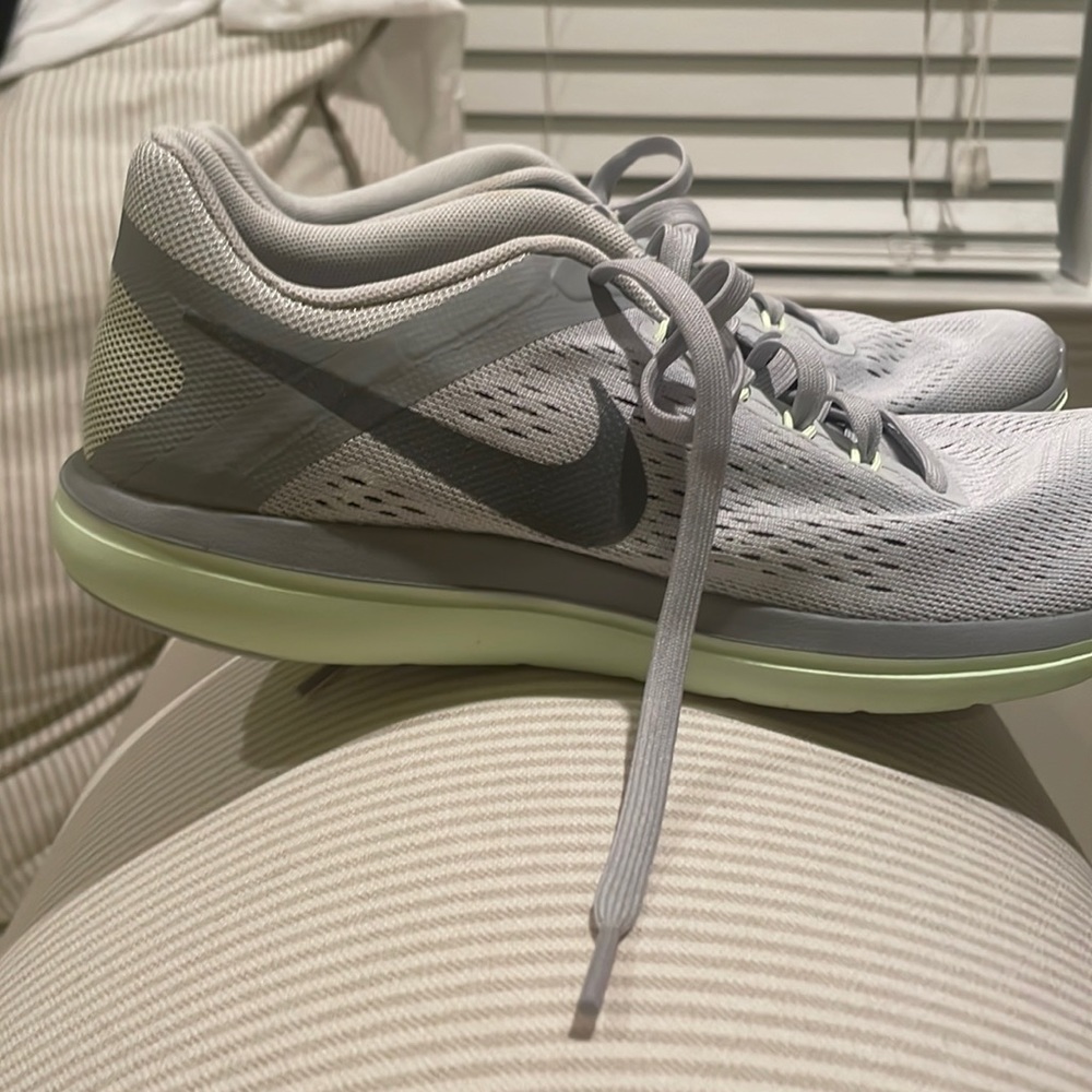 Great condition Nike size 8.5 sneakers. Only worn once!